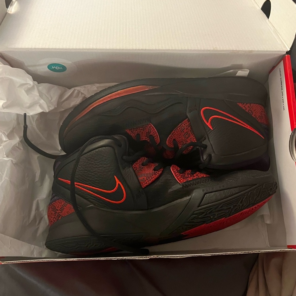 Kyrie Infinity Black/black-universal red